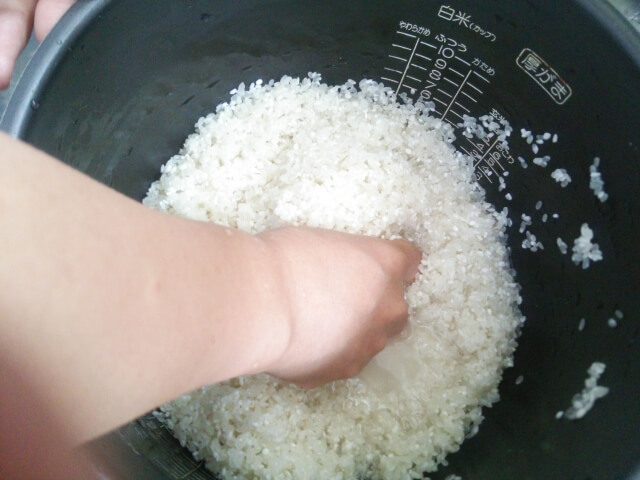 お米を研ぐ手つき