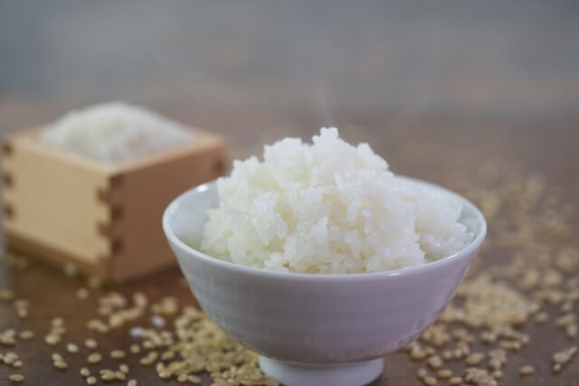 お茶碗のご飯と一升の生米