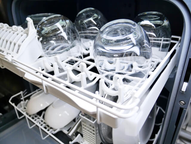 食洗機の中のガラスコップ