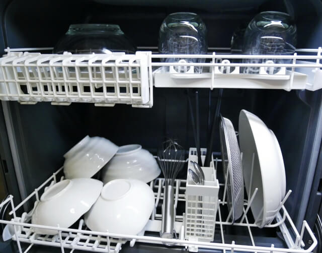 食洗機のなかの白い食器