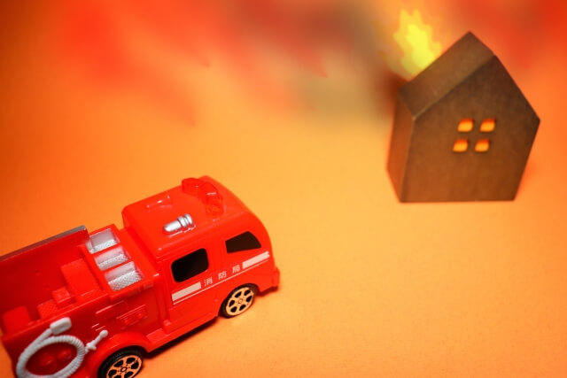 火事と消防車の模型
