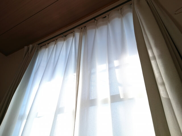 遮光カーテンを開けた窓