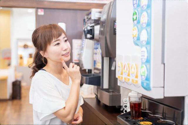 ネットカフェのドリンクバーを利用する女性客