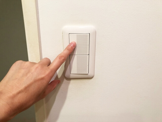 証明のスイッチを押して部屋の明かりを消す