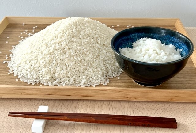 生米とお茶碗の白米